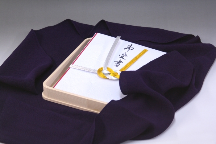手袱紗「無地」紫で結納の受書を包む